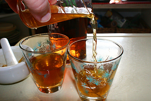 Pour the rye infusion.