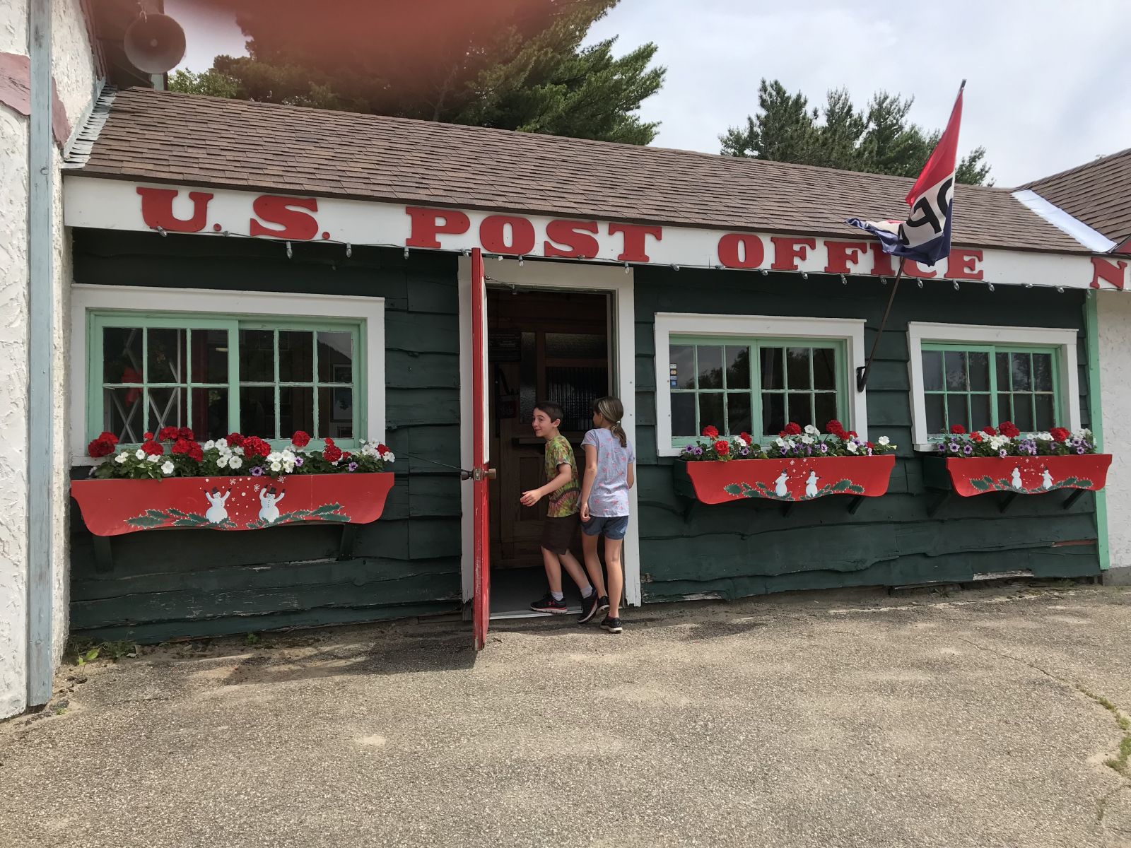 Yes, this is a real post office.