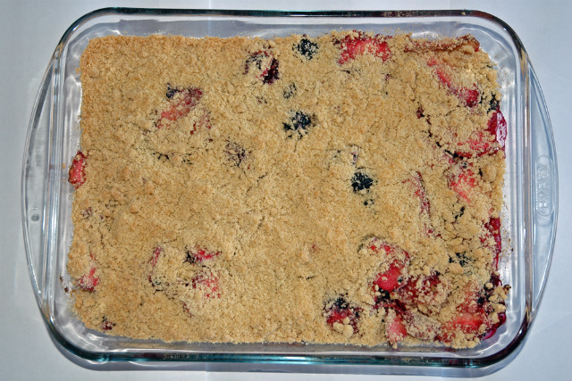 an apple/berry crumble (licensed under Public domain via Wikimedia Commons) an apple/berry crumble (licensed under Public domain via Wikimedia Commons)