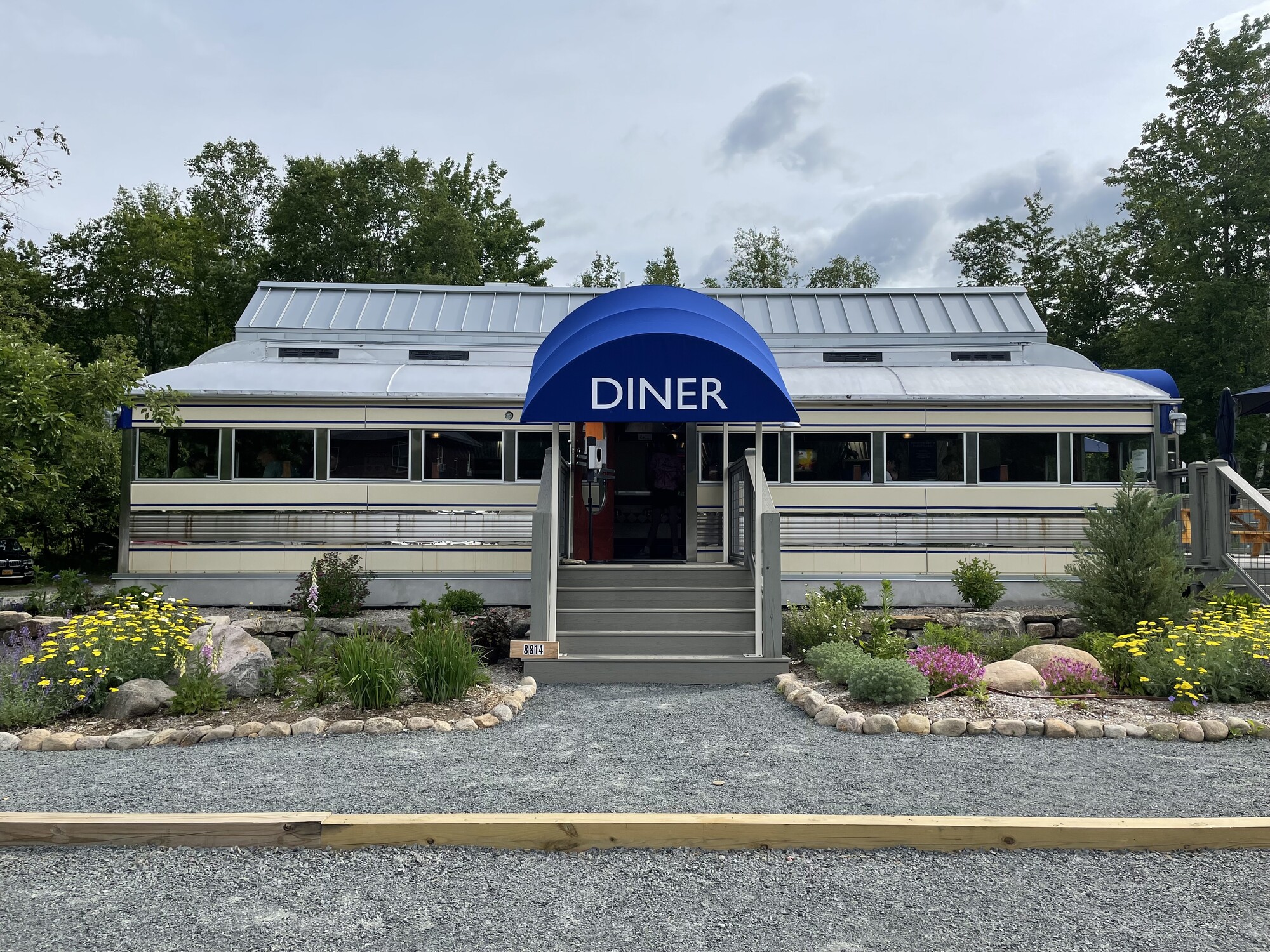 A front view of a 1950's diner.