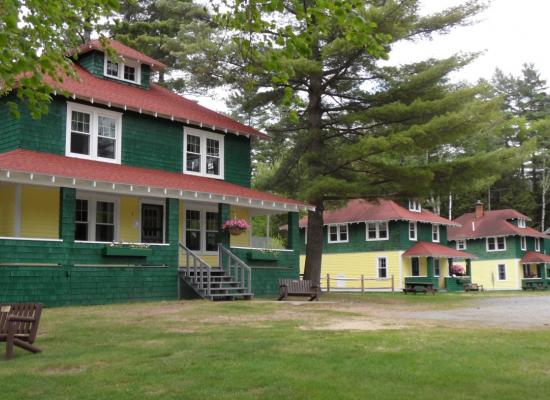 Arrowhead Park Cottages in Inlet