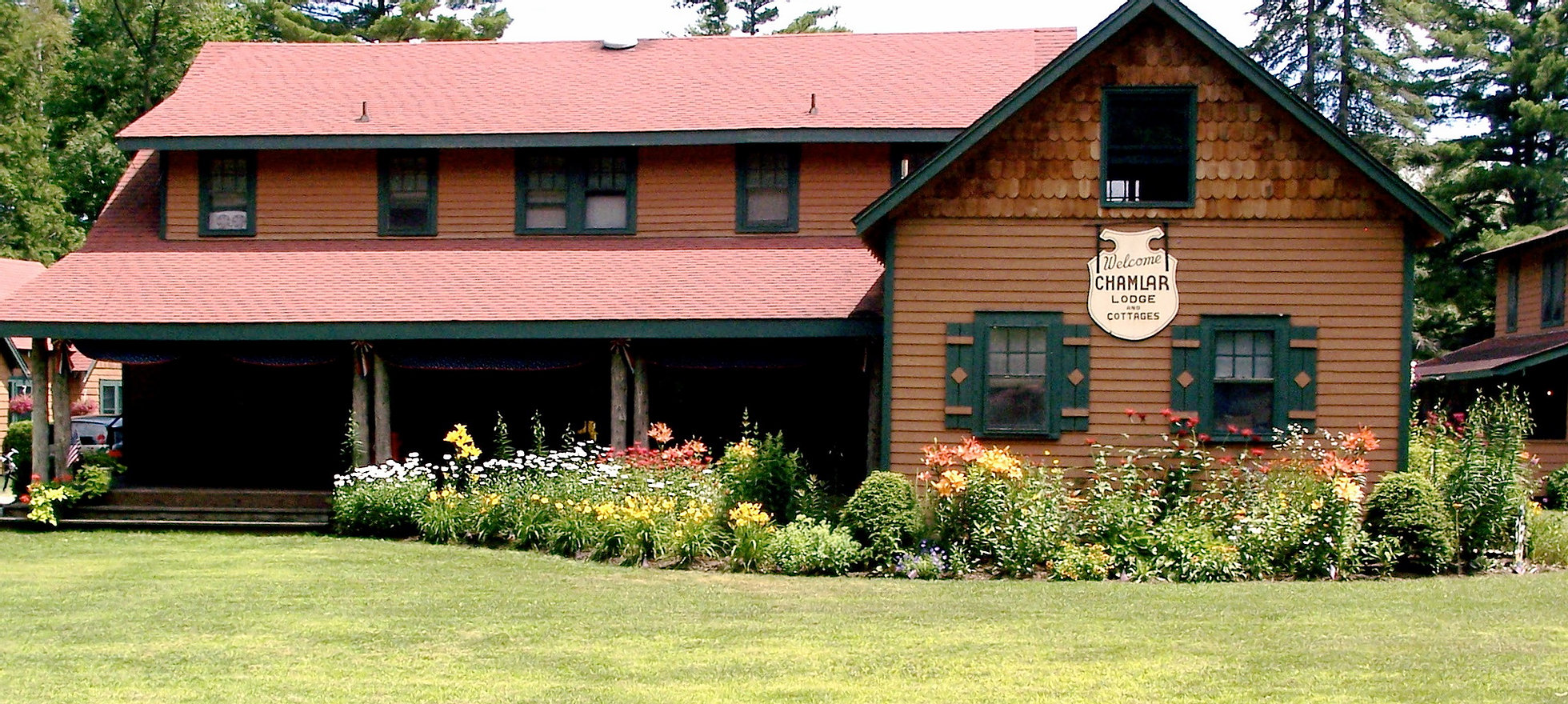 Exterior image of Chamlar Lodge & Cottages in Schroon Lake, NY.