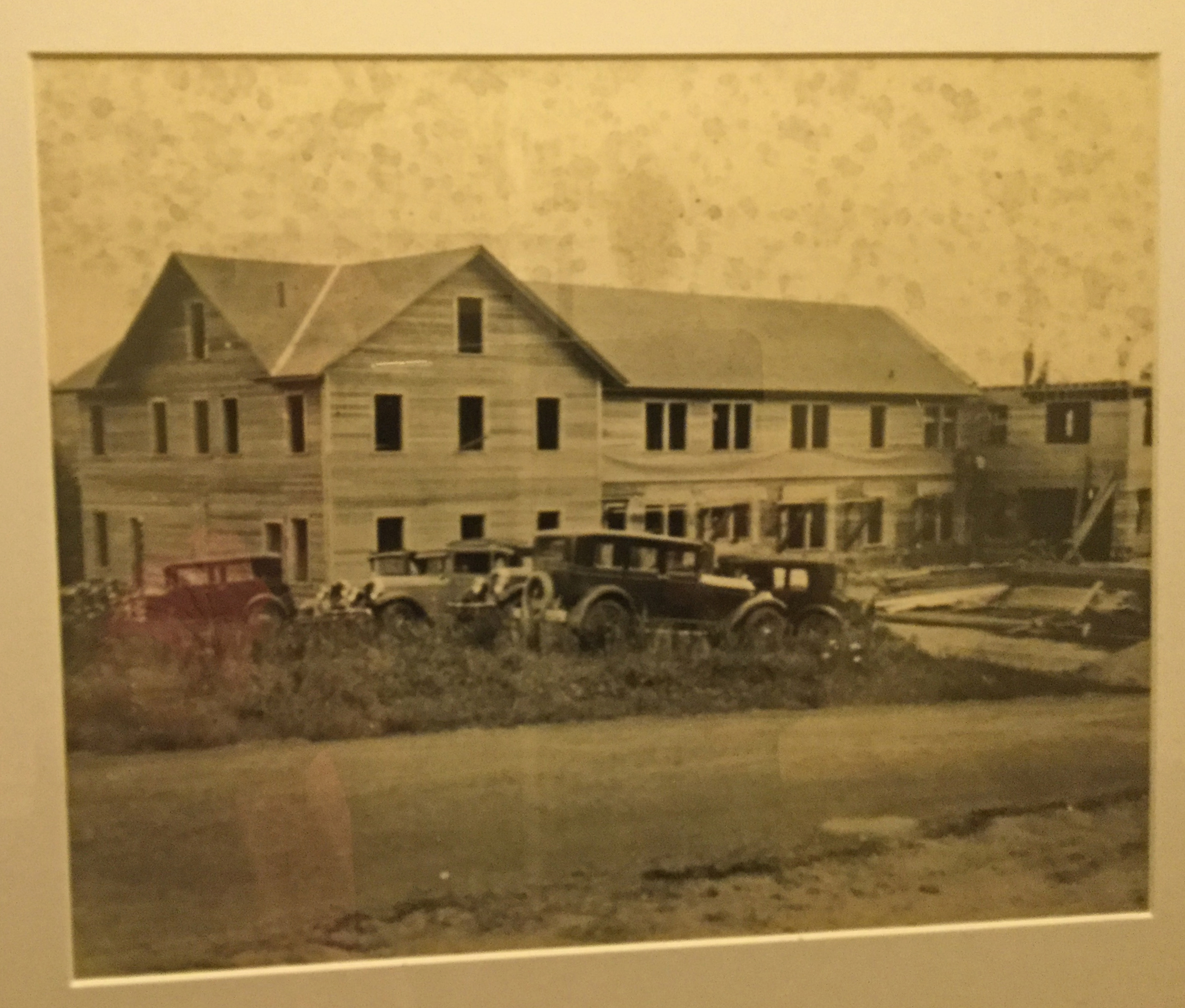 The Long View Lodge in 1929. Love those old cars!