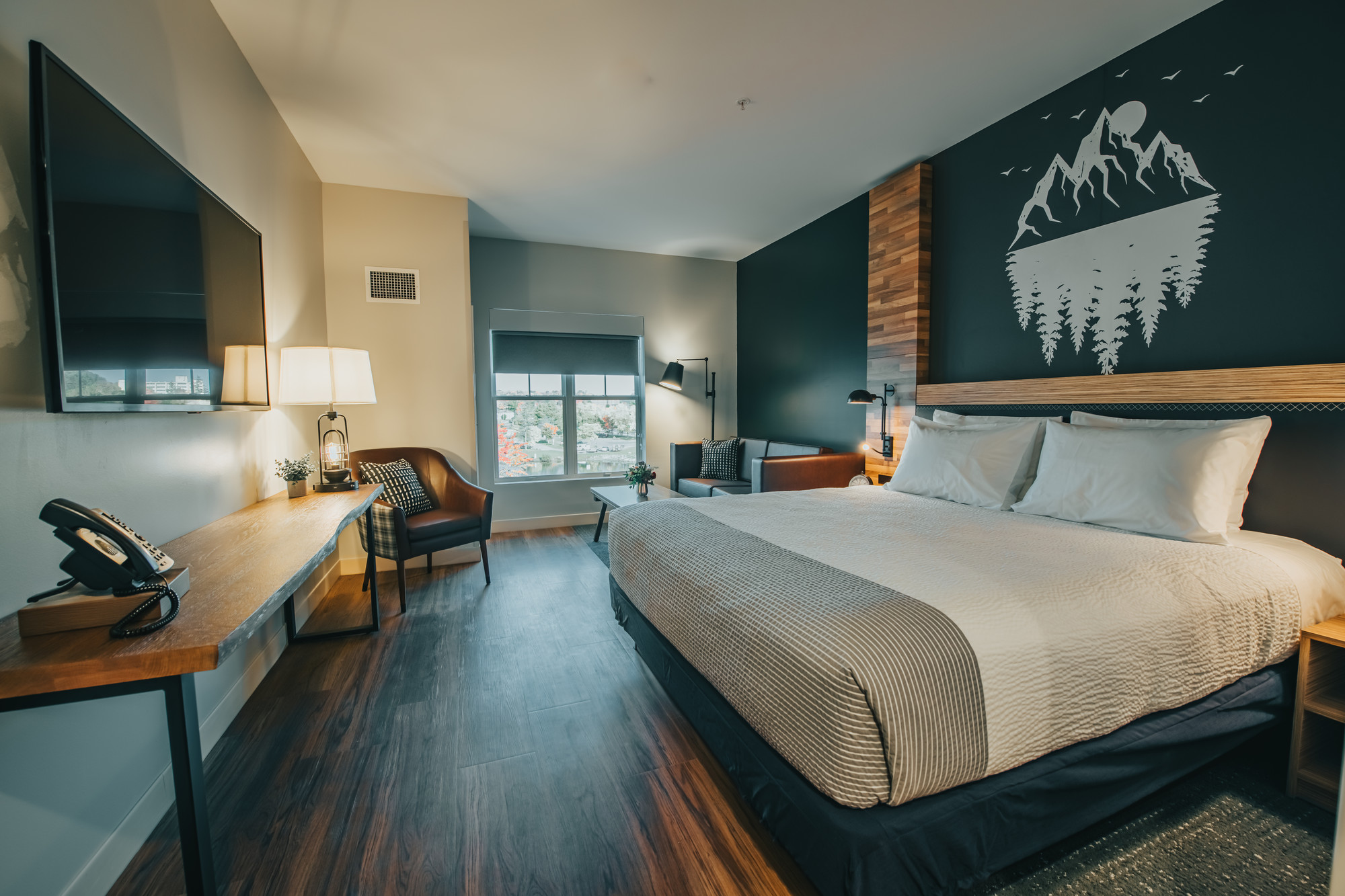 A clean adirondack themed hotel room.