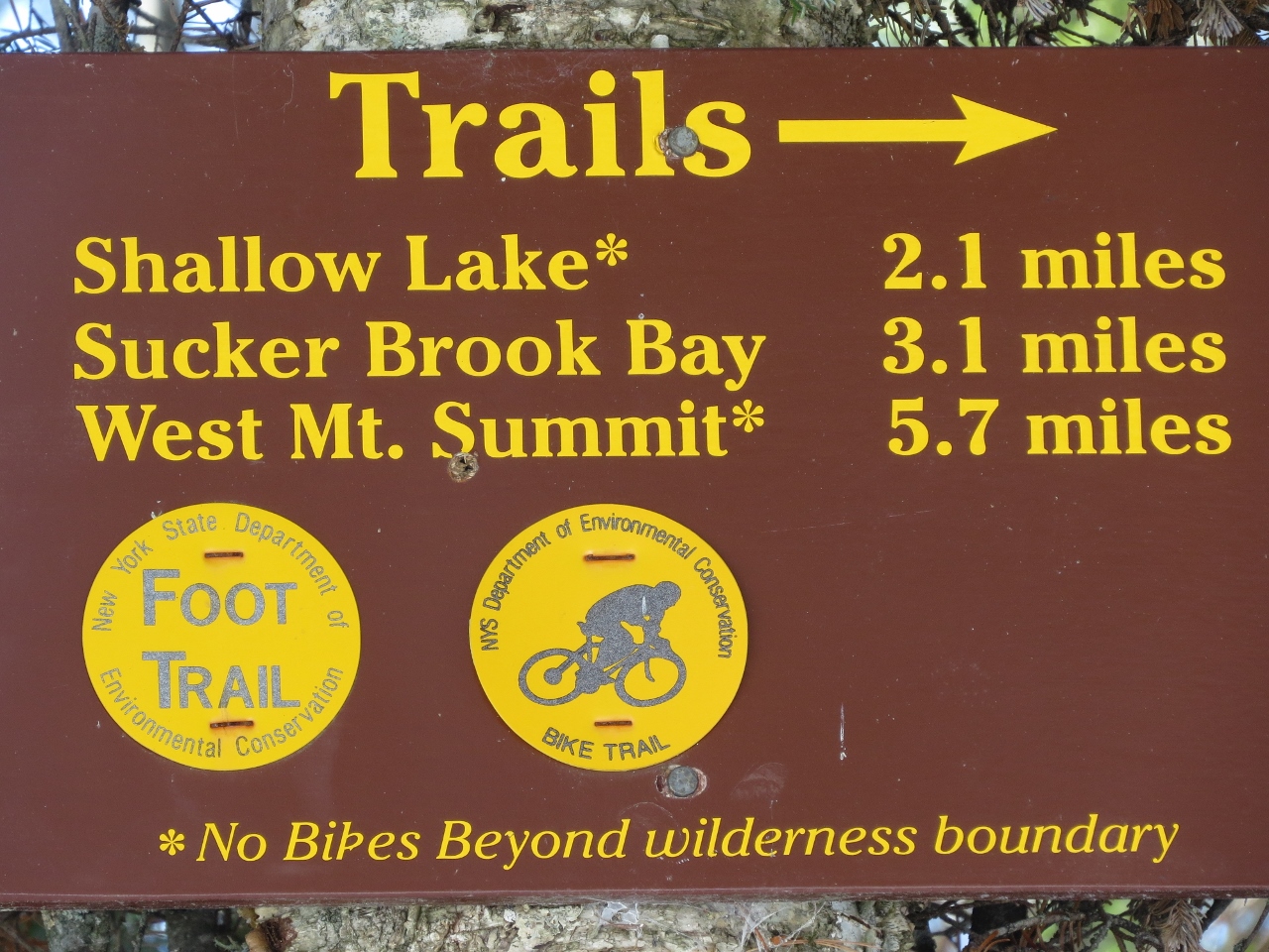 Trailhead sign on Uncas Road